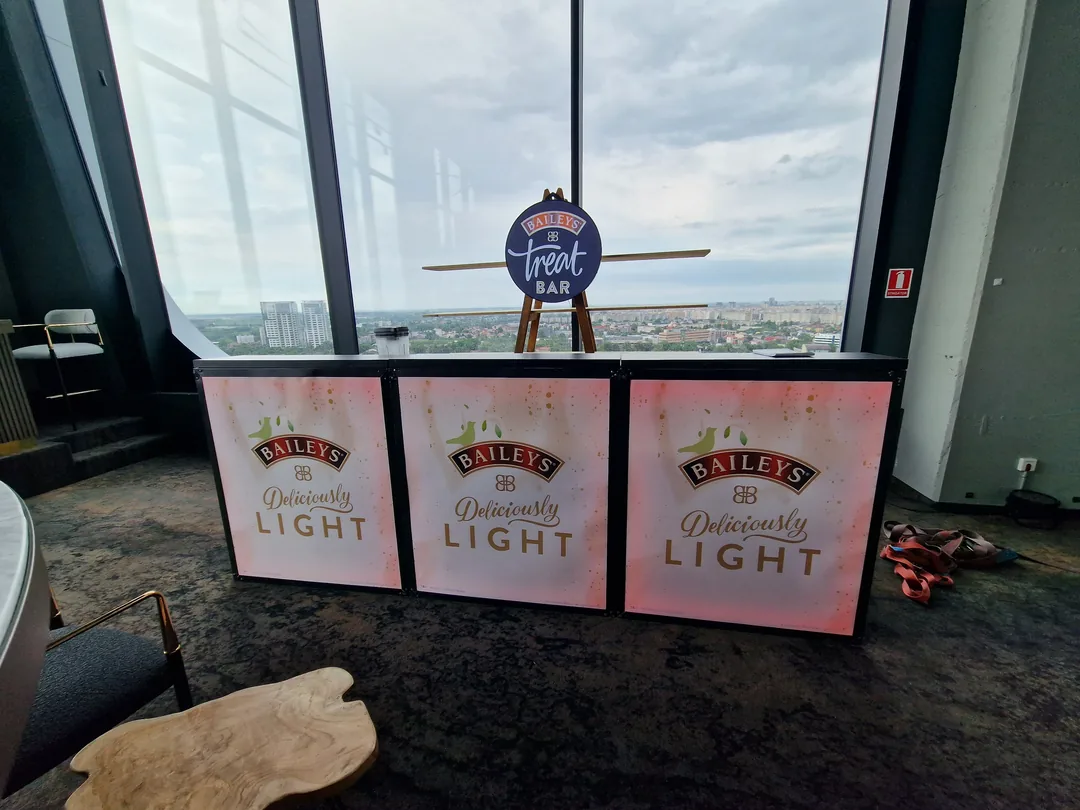 Bar branduit Baileys pe un rooftop cu vedere panoramică asupra Bucureștiului