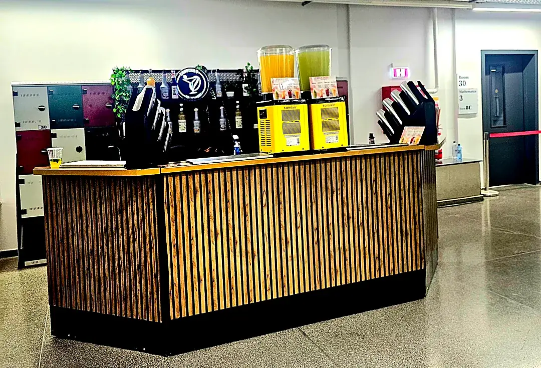Bar de limonadă cu aparate de slush și dozatoare de sucuri proaspete, la un eveniment corporate
