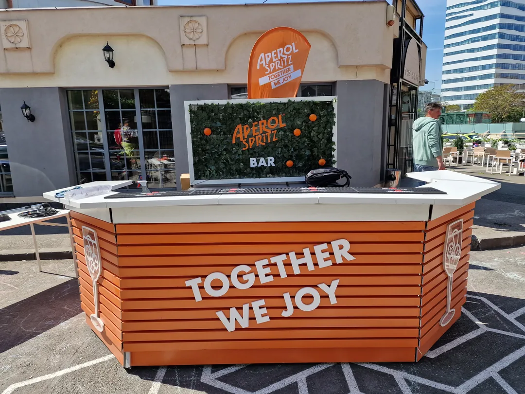 Bar mobil cu branding Aperol Spritz la un eveniment în aer liber
