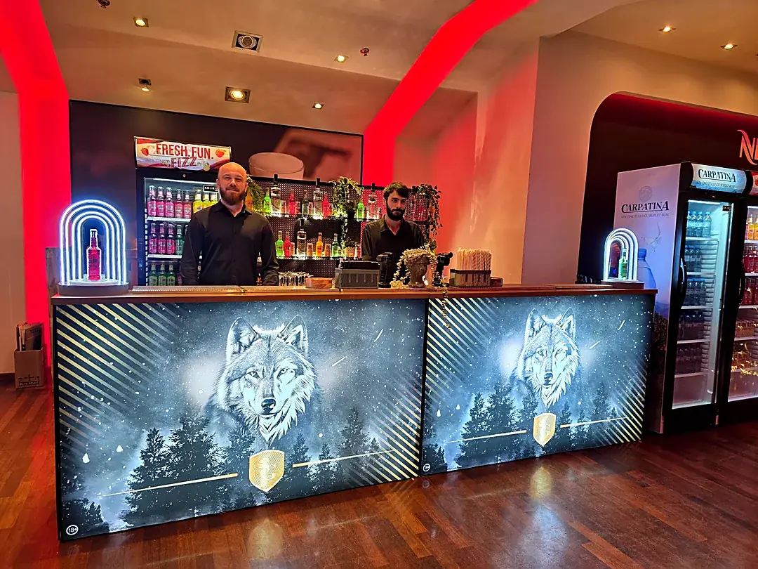 Bar mobil cu fețe branduite cu grafică personalizată și doi barmani Cofftails Events, la un eveniment corporate