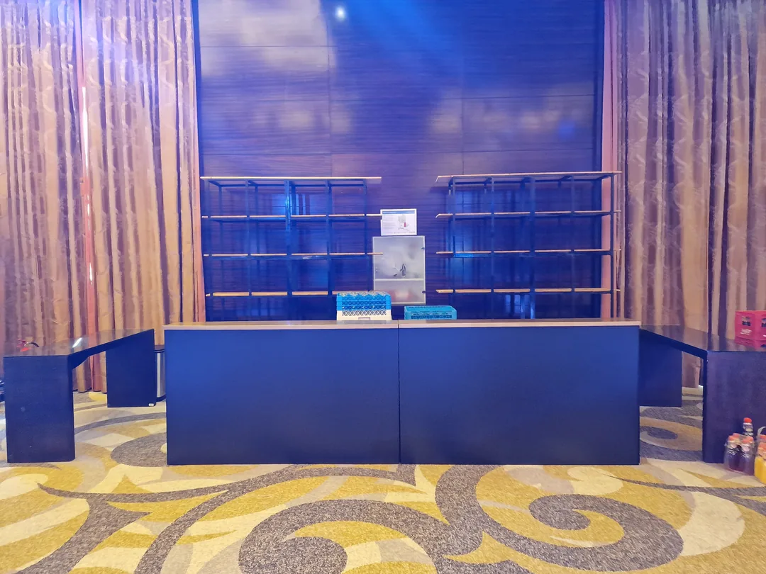 Bar mobil montat într-o sală de conferințe, pregătit pentru recepția unui eveniment corporate
