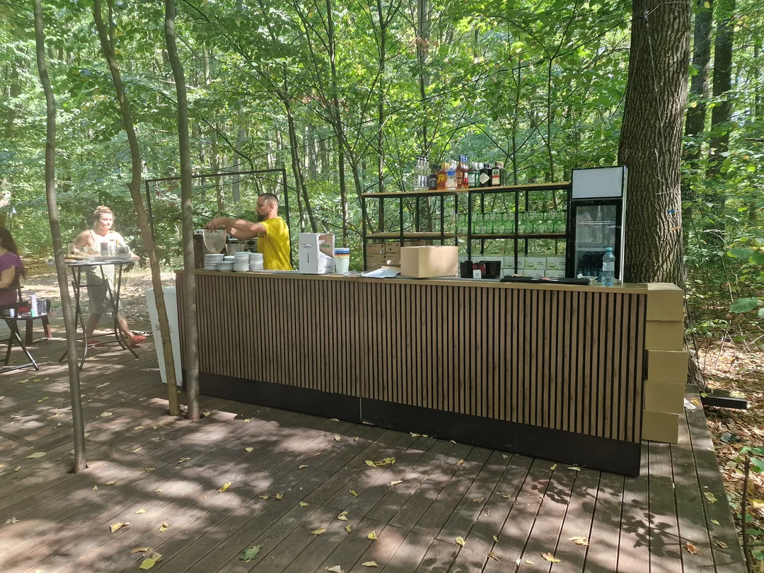 Bar mobil montat în aer liber, pe iarbă, la un eveniment privat de zi