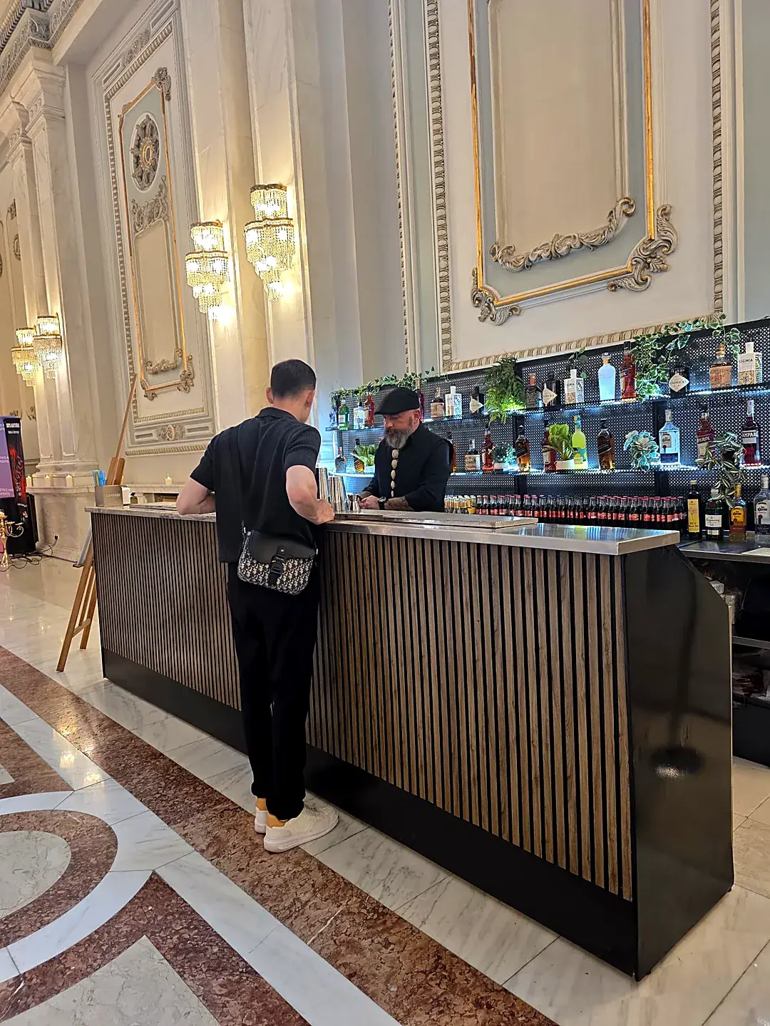 Bar mobil premium cu riflaje din lemn și backbar iluminat, montat de Cofftails Events într-o sală de bal elegantă din București