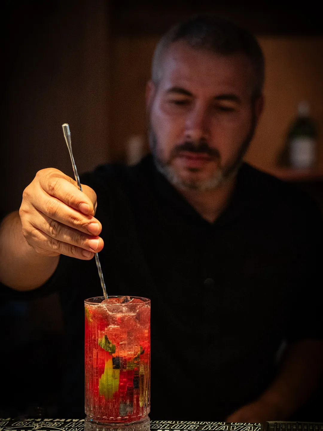 Barman Cofftails Events mixând un cocktail într-o atmosferă intimă de seară