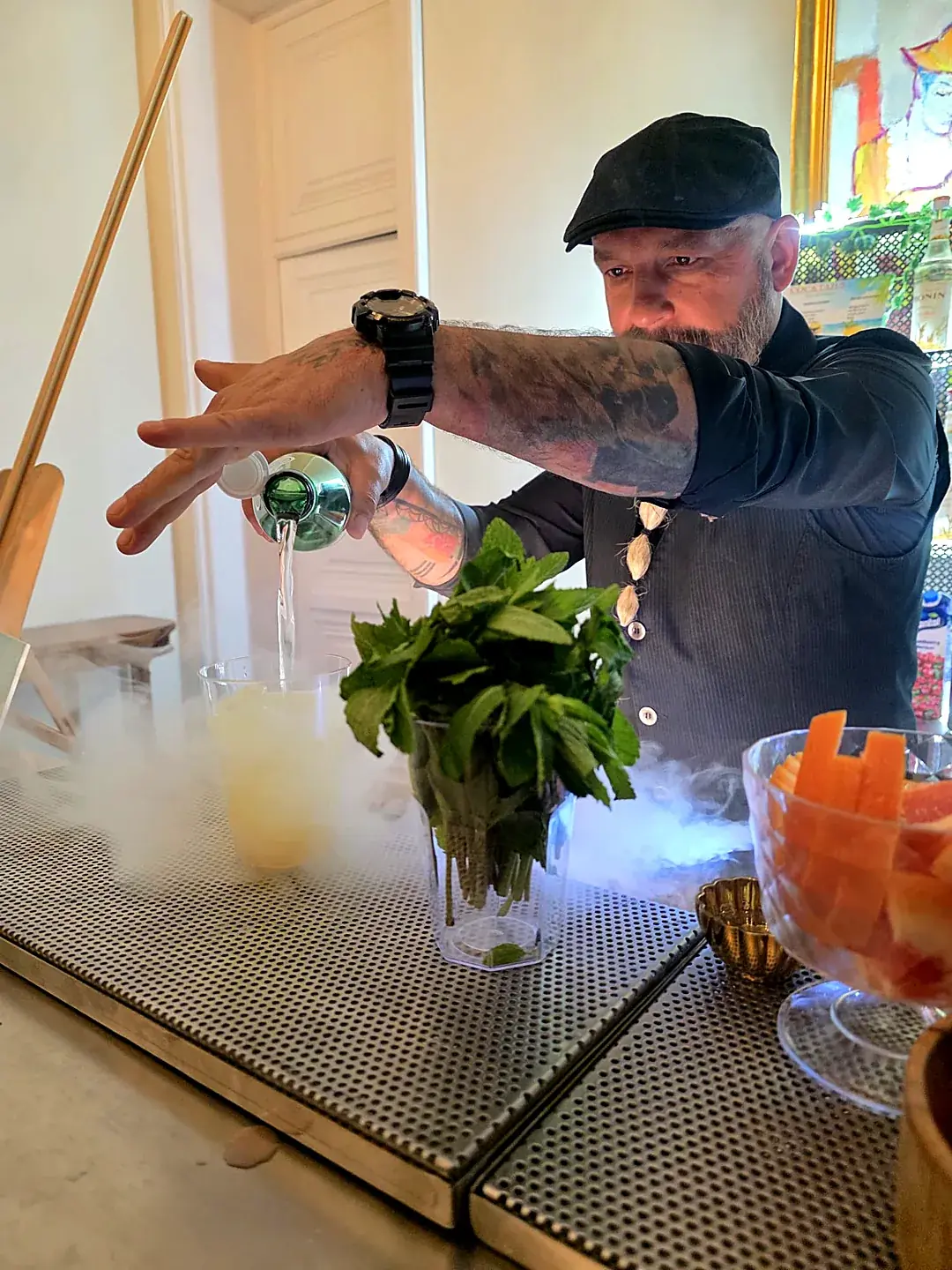 Barman Cofftails Events pregătind cocktailuri cu fum spectaculos de gheață carbonică la barul mobil