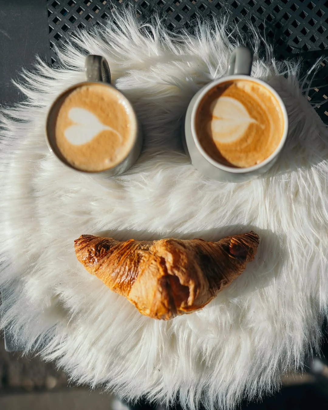 Cappuccino cu latte art și croissant proaspăt, servit la coffee corner de Cofftails