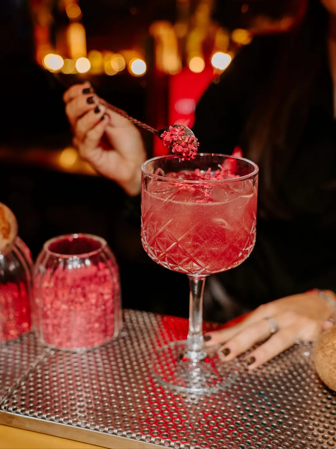 Cocktail signature servit într-un pahar coupe, garnisit la un eveniment privat Cofftails Events