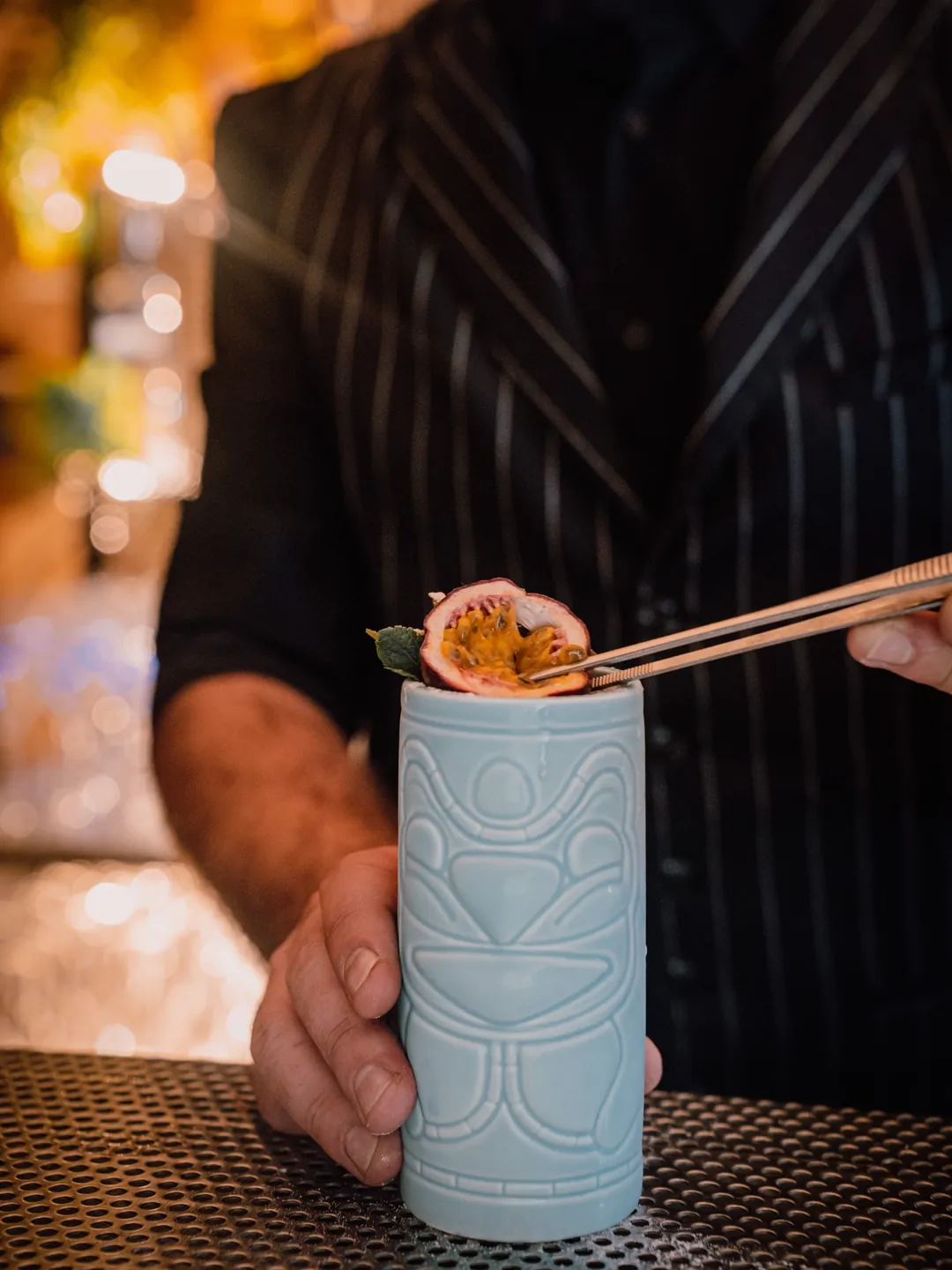 Detaliu de garnisire a unui cocktail tiki la barul mobil Cofftails Events