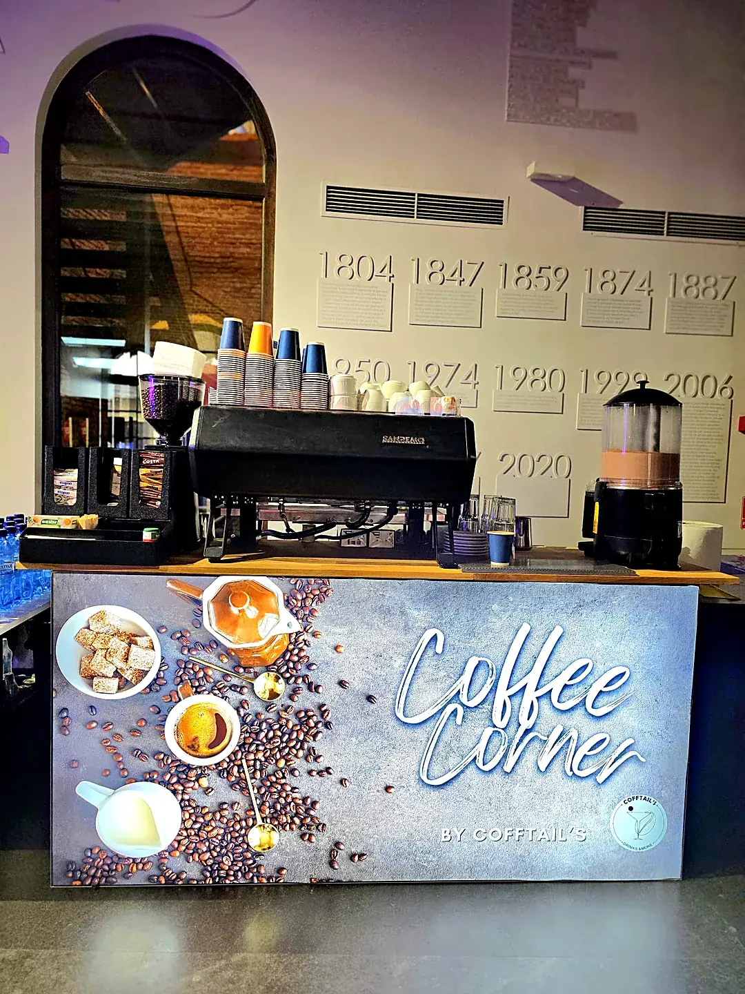 Coffee corner Cofftails Events cu espressor profesional și ciocolată caldă, amenajat la un eveniment corporate