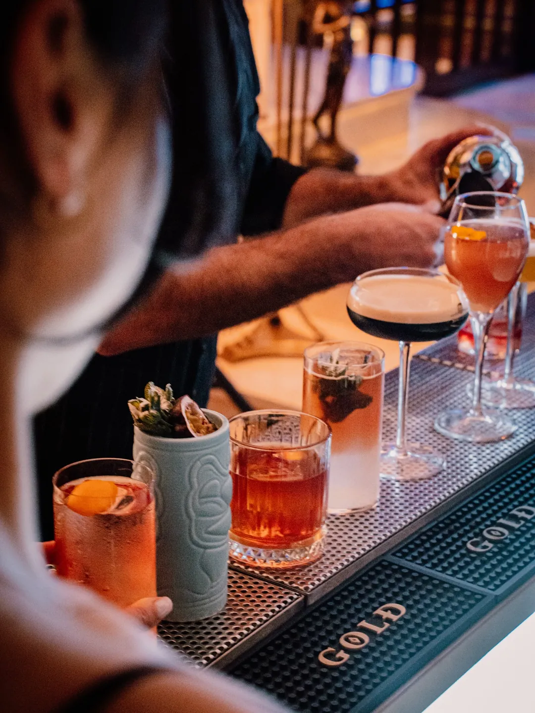 Espresso Martini și alte cocktailuri servite la un eveniment de seară