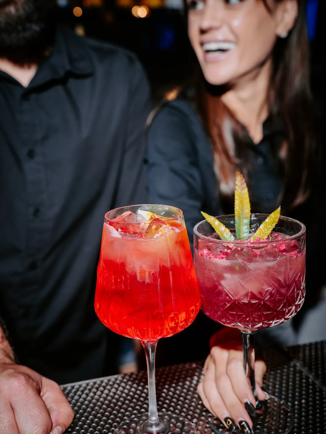 Invitați bucurându-se de cocktailuri la o petrecere privată Cofftails Events