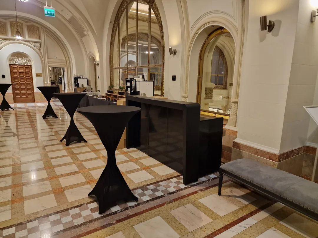 Mese de cocktail cu aranjamente florale, pregătite înainte de sosirea invitaților
