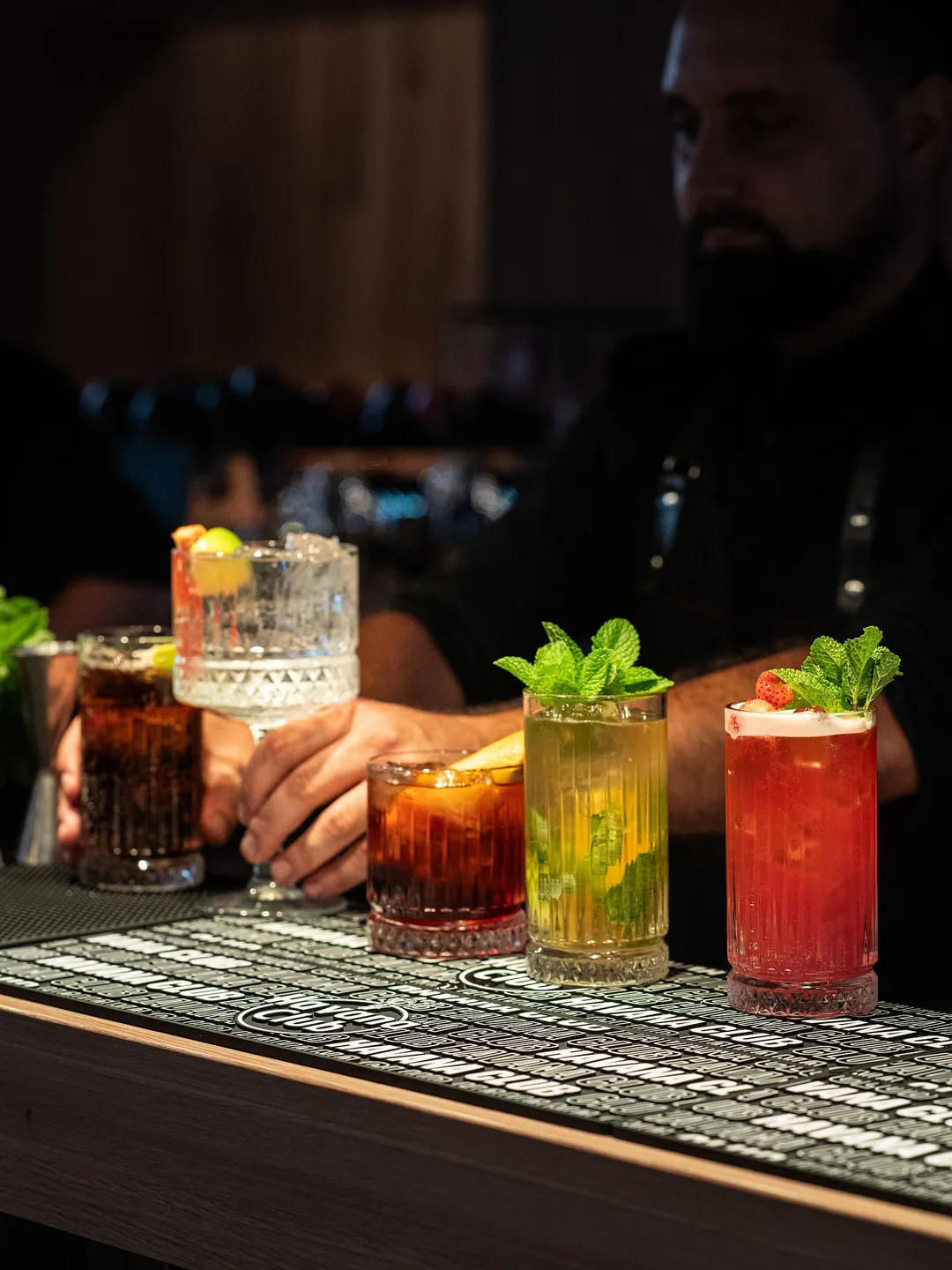 Selecție de cocktailuri craft aliniate pe bar la un eveniment privat