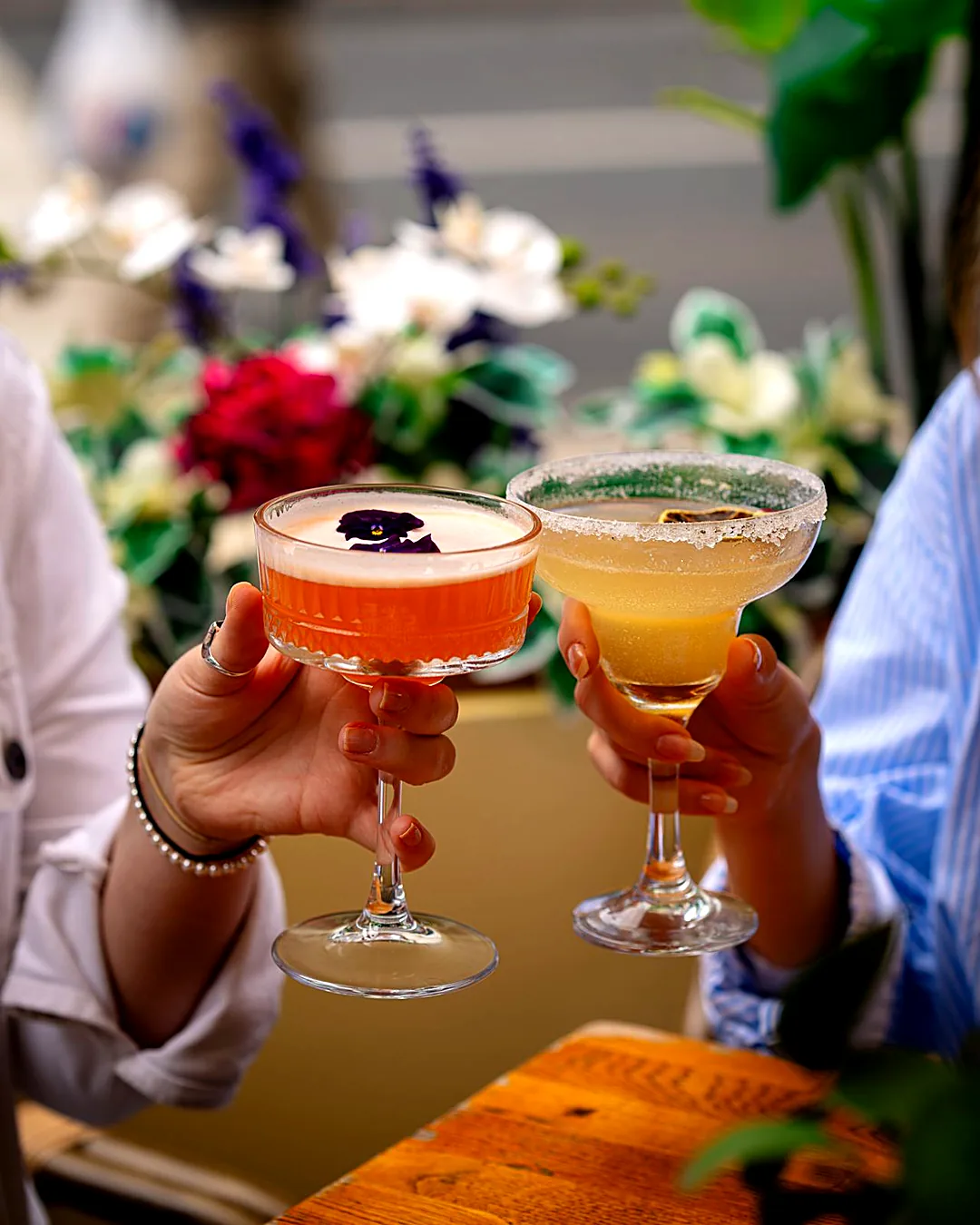 Toast cu cocktailuri, între aranjamente florale